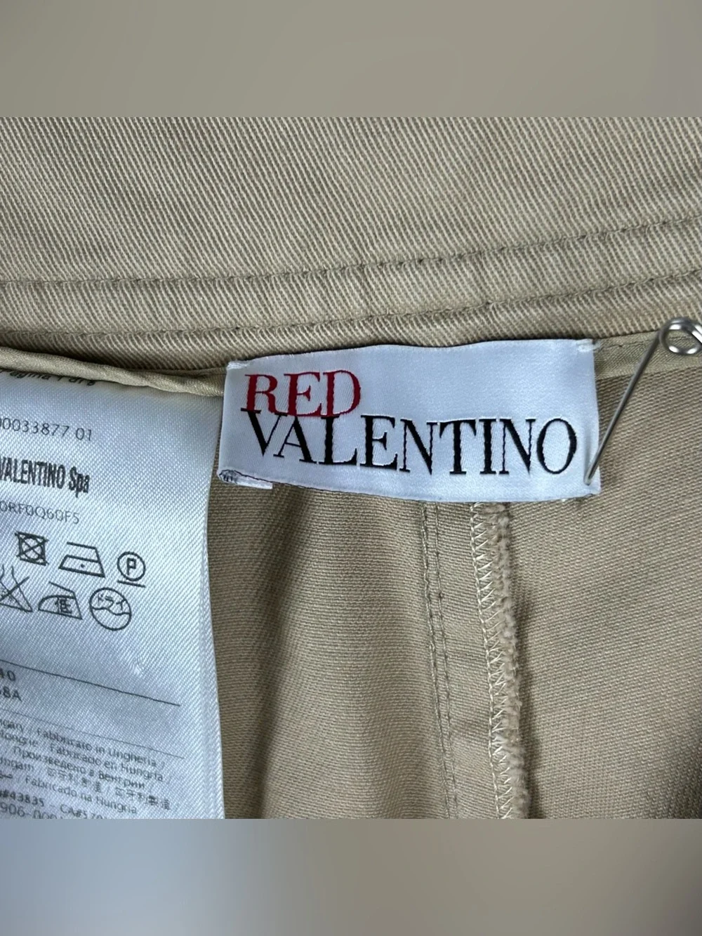 Red Valentino Garavani Embroidered Patch Khaki Shorts Size US 4 Preppy Resort - Picture 12 of 14